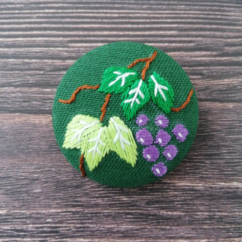 フェルトの手刺繍ビーズフラワーブローチ [専用 こり様]刺繍 ブローチ