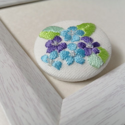 紫陽花カラーのお花刺繍ブローチ　母の日　 3枚目の画像