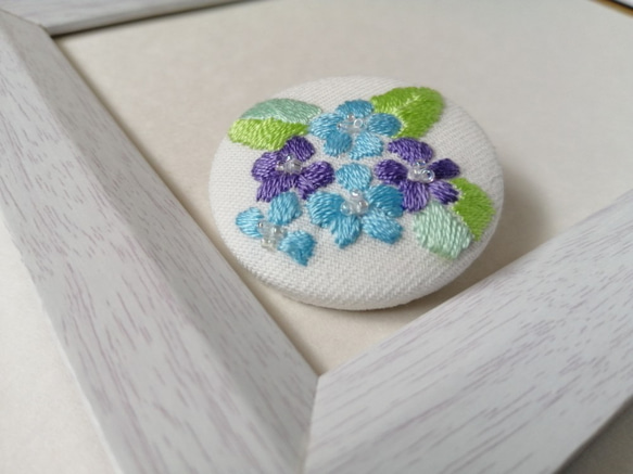 紫陽花カラーのお花刺繍ブローチ　母の日　 3枚目の画像