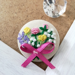 ミニバラとかすみ草の花束刺繍ヘアゴム 1枚目の画像