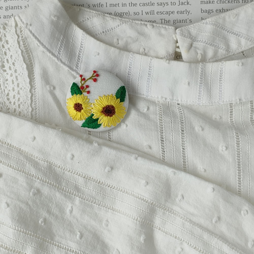 【受注制作】ハンドメイド ひまわり ガーベラ 受注制作】ひまわり刺繍ブローチ ブローチ かなちゃん手刺繍工房
