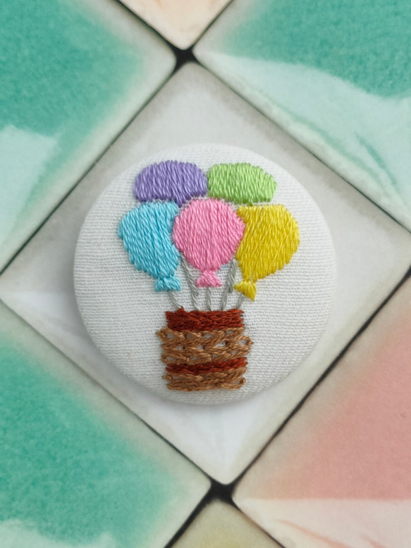 パステルカラーの風船気球の刺繍ブローチ　春色 1枚目の画像