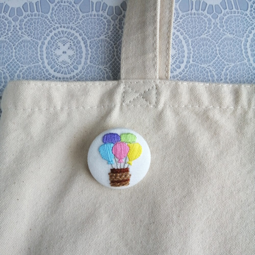 パステルカラーの風船気球の刺繍ブローチ 春色 ブローチ かな パステルカラーの風船気球の刺繍ブローチ 春色 ブローチ かな