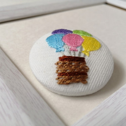 パステルカラーの風船気球の刺繍ブローチ　春色 2枚目の画像