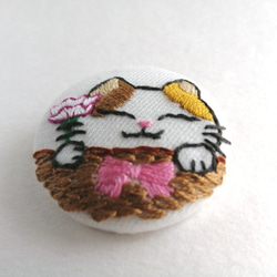 カーネーションを贈る猫ちゃん刺繍ブローチ　ハチワレ　母の日 4枚目の画像