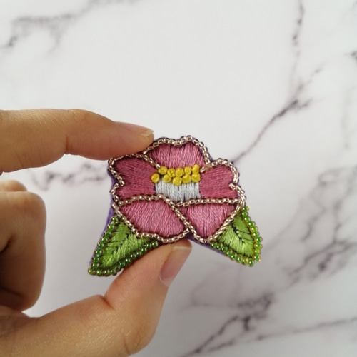 ピンク椿のビーズ刺繍ブローチ ブローチ かなちゃん手刺繍工房