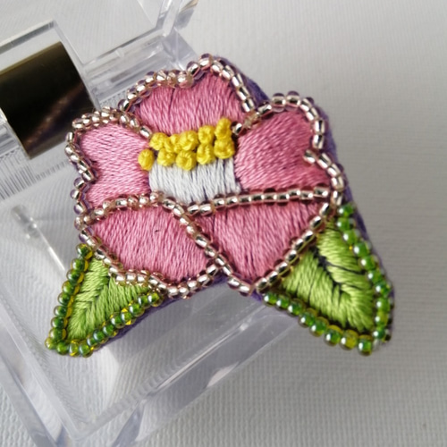 ピンク椿のビーズ刺繍ブローチ ブローチ かなちゃん手刺繍工房 通販