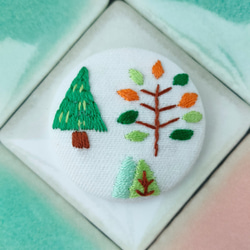 北欧柄の森刺繍ブローチ 3枚目の画像