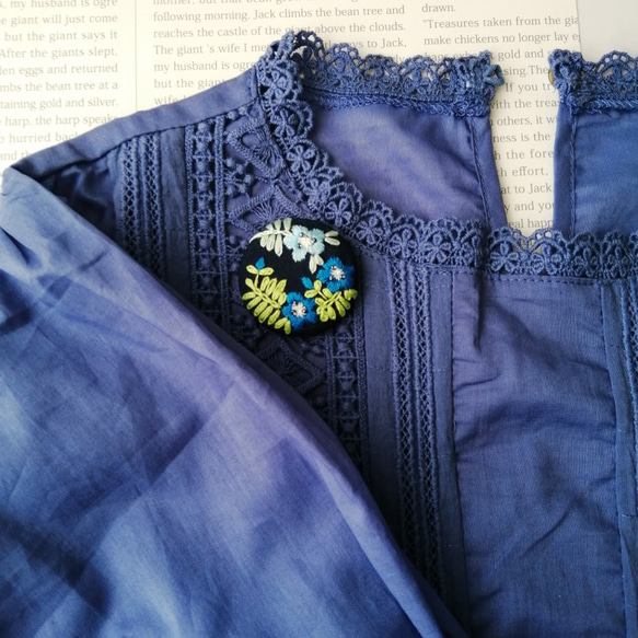 ネモフィラ刺繍ブローチ（紺） 7枚目の画像