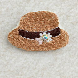 受注制作】ビジュー付き麦わら帽子の刺繍ブローチ 夏 ブローチ かな