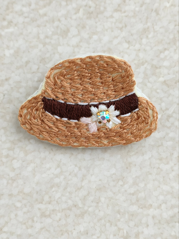 ハンドメイド☆麦わら帽子☆注文受付 受注制作】ビジュー付き麦わら帽子の刺繍ブローチ 夏 ブローチ かな