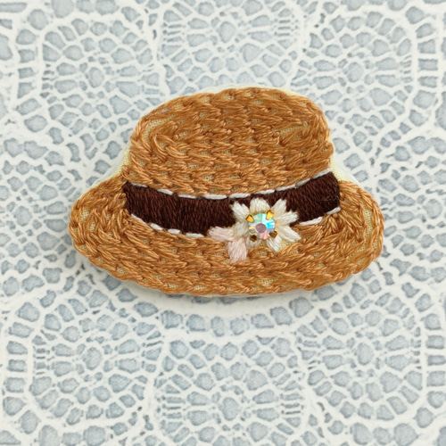 受注制作】ビジュー付き麦わら帽子の刺繍ブローチ 夏 ブローチ かな