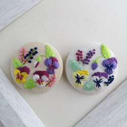庭に咲くビオラ・パンジー刺繍ブローチ（生成り） 1枚目の画像