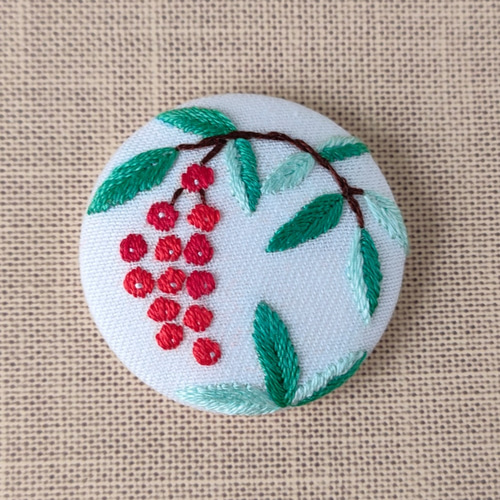 受注制作】赤い実の南天刺繍ブローチ お正月 冬 ブローチ かなちゃん手