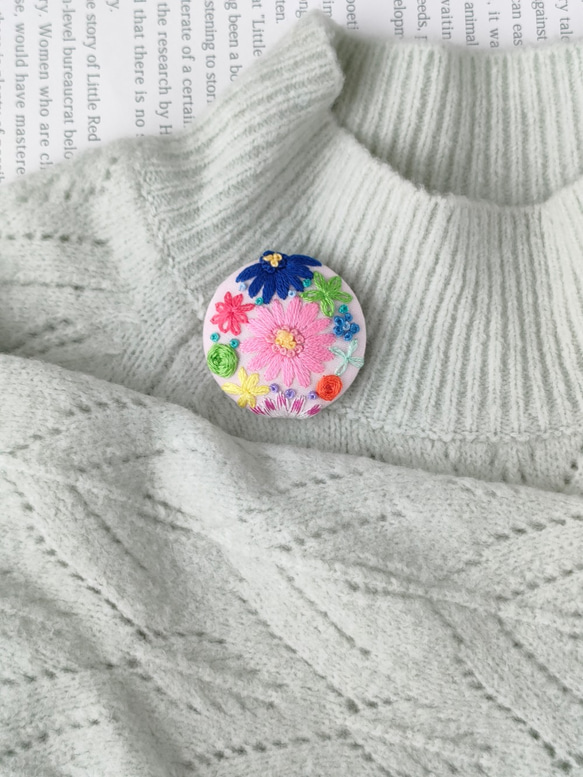 カラフルな花手水の刺繍ブローチ 5枚目の画像