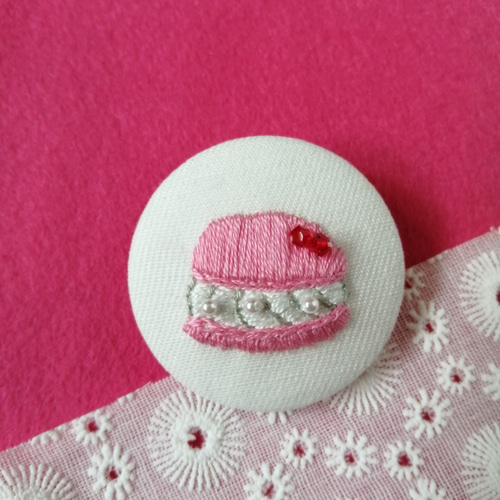 パールとマカロンの刺繍ブローチ ブローチ かなちゃん手刺繍工房