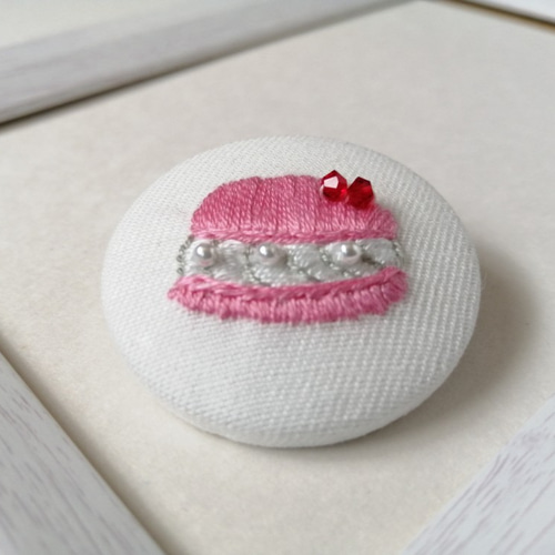 パールとマカロンの刺繍ブローチ ブローチ かなちゃん手刺繍工房