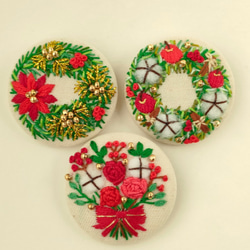 ポインセチアのクリスマスリース刺繍ブローチ（赤）or刺繍ヘアゴム　オーナメント 9枚目の画像
