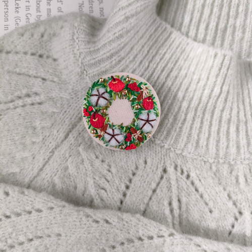 リンゴのクリスマスリース刺繍ブローチ ブローチ かなちゃん手