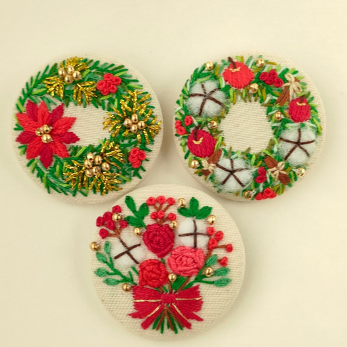 リンゴのクリスマスリース刺繍ブローチ ブローチ かなちゃん手