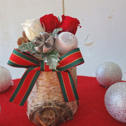 クリスマスを盛り上げる♪レッド&ホワイトローズと木の実のアレンジメント 1枚目の画像