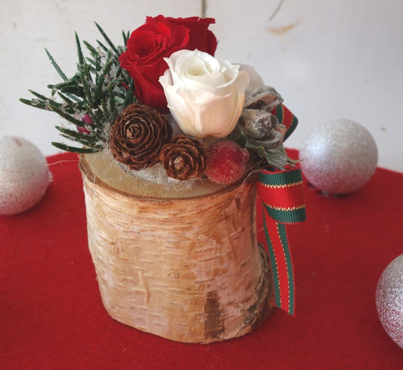 クリスマスを盛り上げる♪レッド&ホワイトローズと木の実のアレンジメント 3枚目の画像