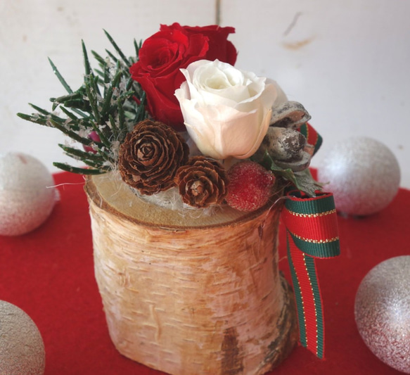 クリスマスを盛り上げる♪レッド&ホワイトローズと木の実のアレンジメント 4枚目の画像