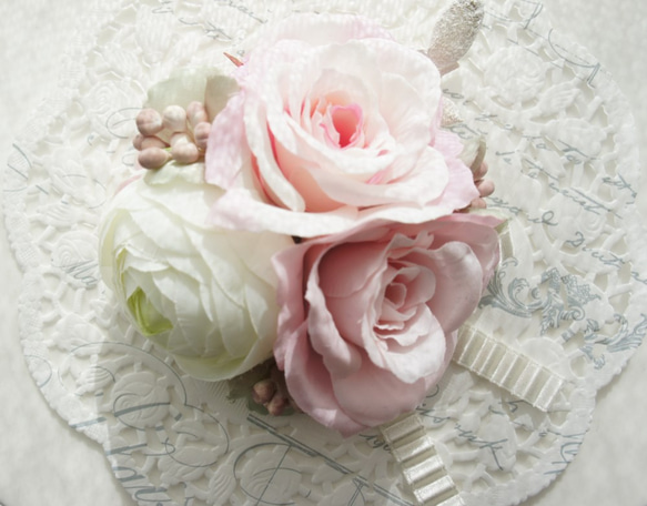 柔軟溫和的顏色♪毛茛屬和玫瑰的胸花（包裹服務）） 第2張的照片
