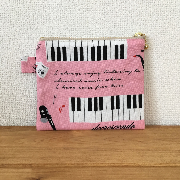 【送料無料】ミニフラットポーチ（ピンク ピアノ柄） 1枚目の画像