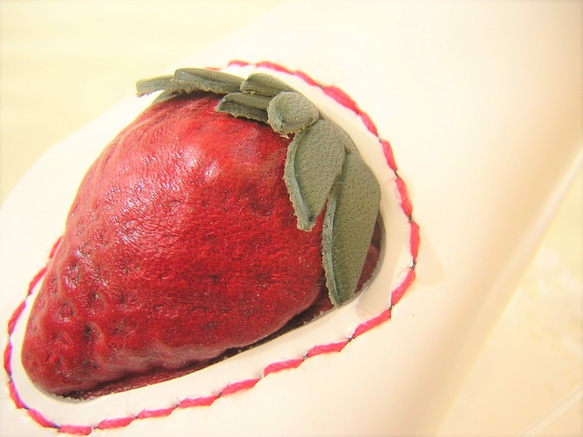 イチゴの本革キーケース(ホワイト) 2枚目の画像