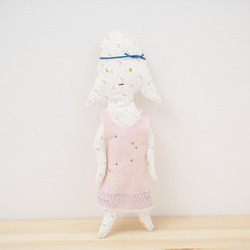 女の子の人形　ピンクの洋服 1枚目の画像