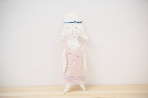 女の子の人形　ピンクの洋服 1枚目の画像