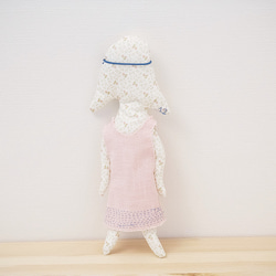 女の子の人形　ピンクの洋服 2枚目の画像