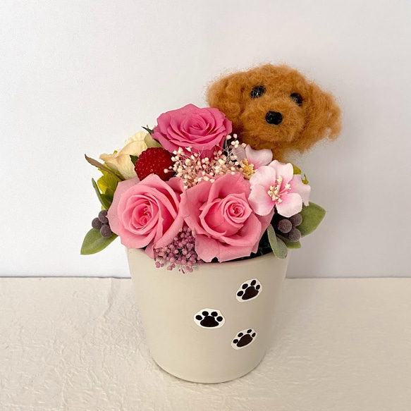 ちょこんと顔出すトイプードル＆　プリザーブドフラワー　（ピンク系）/　フラワーギフト　犬　プレゼント　羊毛フェルト 2枚目の画像