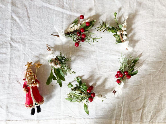 【送料無料】クリスマスのテーブルコーディネートに！針葉樹・ユーカリ・サンキライのミニブーケ5点セット 1枚目の画像