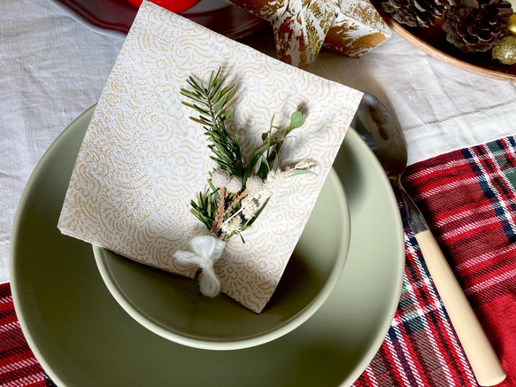 【送料無料】クリスマスのテーブルコーディネートに！針葉樹・ユーカリ・サンキライのミニブーケ5点セット 3枚目の画像
