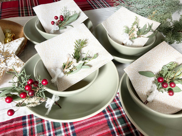 【送料無料】クリスマスのテーブルコーディネートに！針葉樹・ユーカリ・サンキライのミニブーケ5点セット 4枚目の画像