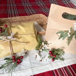 【送料無料】クリスマスのテーブルコーディネートに！針葉樹・ユーカリ・サンキライのミニブーケ5点セット 7枚目の画像