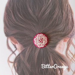 タティングレース×ビーズ刺繍で彩る花畑ヘアゴム ピンク くるみボタン 2枚目の画像