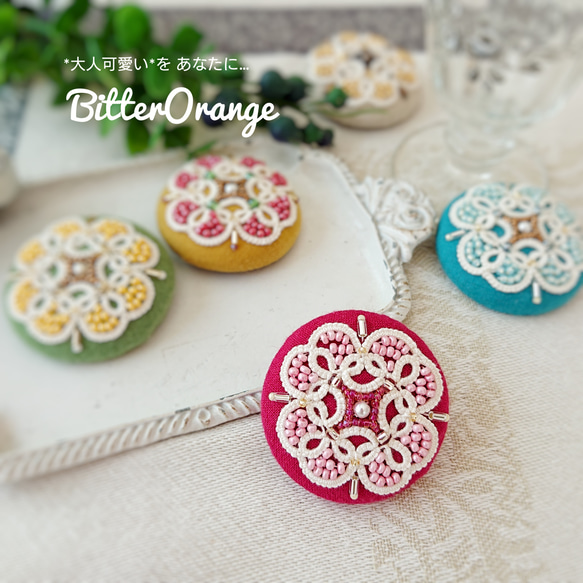 タティングレース×ビーズ刺繍で彩る花畑ヘアゴム ピンク くるみボタン 3枚目の画像