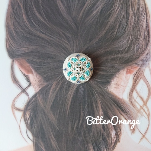 タティングレース×ビーズ刺繍で彩るフラワーヘアゴム 青 くるみボタン