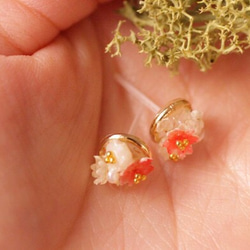 幸せを願う花のプチピアス 〜4月誕生石 天然クリスタルを添えて〜 4枚目の画像
