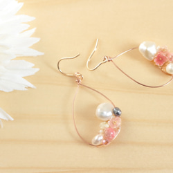 14k Rose gold(14kgf)小さな桜のゆらゆらピアス 〜パールを添えて〜 3枚目の画像