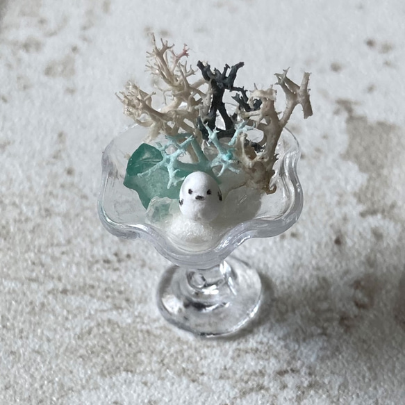 シマエナガと氷の世界のミニチュア[グラス] 2枚目の画像