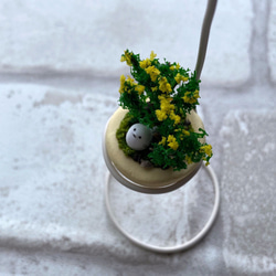 シマエナガと黄色い花の鉢植えのミニチュアフラワーメモスタンド 4枚目の画像