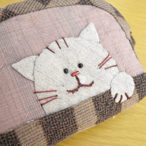 前足をひょこっと出した猫ちゃんが可愛いパッチワークキルトの