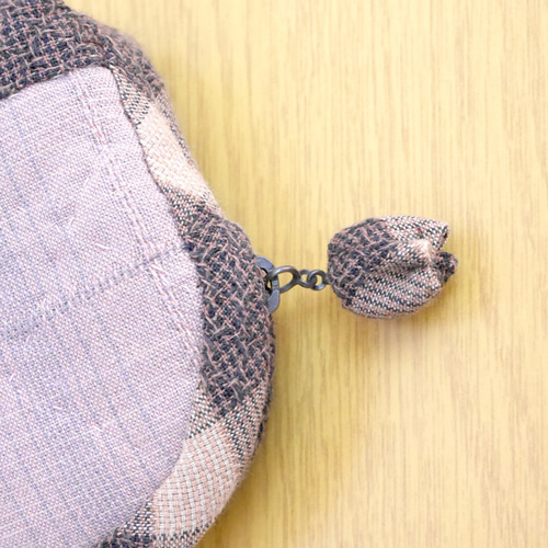 前足をひょこっと出した猫ちゃんが可愛いパッチワークキルトのポーチ