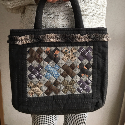 パッチワークバッグパッチワークキルトバッグ 価格見直し・クロスのモチーフとフリルが可愛いパッチワークキルトの