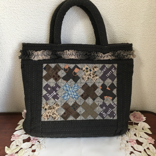 ハンドメイド レディース バック キルト パッチワーク 鞄　手提げ ハンドバッグ 価格見直し・クロスのモチーフとフリルが可愛いパッチワークキルトの