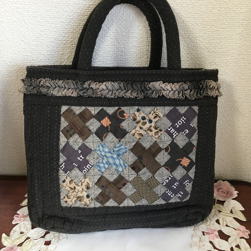 専用おまとめ＊パッチワークハンドバッグ 価格見直し・クロスのモチーフとフリルが可愛いパッチワークキルトの